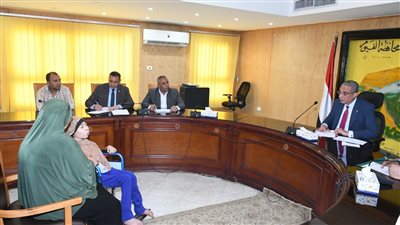 محافظ الفيوم يوجه بمراجعة مشروعات الصرف المتوقفة في القرى