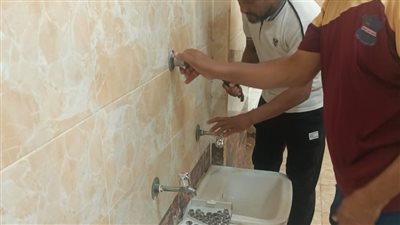 مياه الفيوم: تركيب 350 قطعة موفرة بمدارس إدارة إبشواي التعليمية
