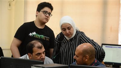 أمام اللجان وبمعامل التنسيق، أولياء الأمور يواصلون دعم أبنائهم في تسجيل الرغبات