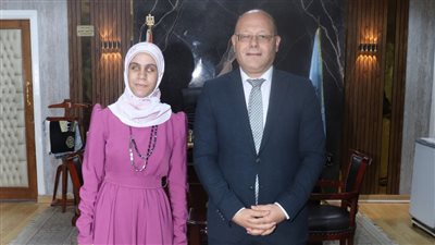 رئيس جامعة سوهاج يكرم الأولى بالثانوية مكفوفين ويحقق حلمها بالالتحاق بكلية الآداب 