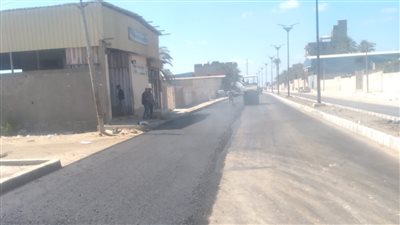 مديرية الطرق بالبحيرة تتابع رصف شارع المصيف بإدكو 