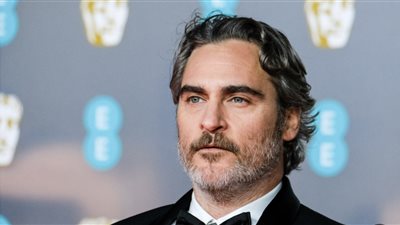 مطالبات باتخاذ إجراءات قانونية ضد خواكين فينيكس بسبب انسحابه من فيلم المثليين 