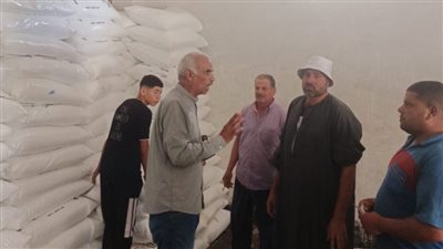تفقد مخازن الجمعية الزراعية للاطمئنان على وصول الكميات المقررة من الأسمدة بالبحيرة 