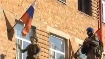 الجيش الأوكراني ينزل العلم الروسي من بلدة سوجا بكورسك الحدودية (فيديو)