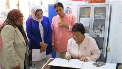 الصحة توجه بتوفير سكن مناسب للفريق الطبي