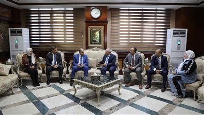 محافظ المنيا يبحث إنشاء مجمعات حرفية بالمنطقة الصناعية