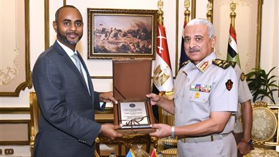 وزير الدفاع والإنتاج الحربي يلتقي نظيره الصومالي (صور)