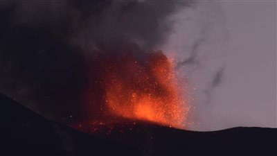 بلغ ارتفاعه 3369 مترا، ثوران بركان إتنا في جزيرة صقلية الإيطالية (فيديو وصور)