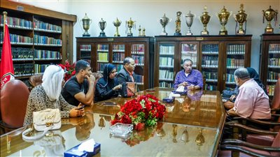 الخطيب يستقبل أسرتي نورهان ناصر ونرجس صلاح ويهديهما درع وعلم النادي 