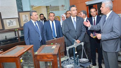 وزير التموين يتفقد معامل مصلحة الدمغة والموازين 