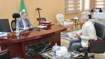محافظ الشرقية يناقش توسعة طريق أبو حاكم - ميت أبو علي مع وكيل النقل 