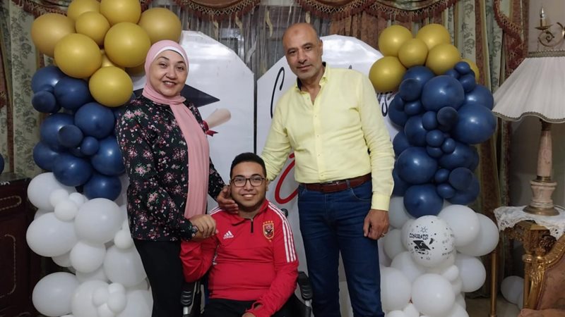 الطالب عمر ضياء ووالديه،