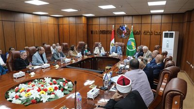 محافظ المنيا يلتقي أعضاء مجلس الشيوخ لمناقشة قضايا المواطنين