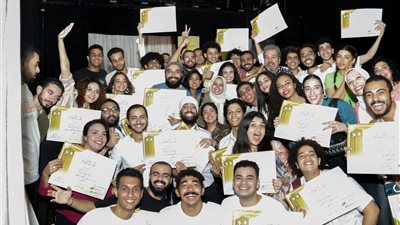 رئيس القومي للمسرح يمنح شهادات مشاركة لمتدربي ورشة التمثيل (صور)