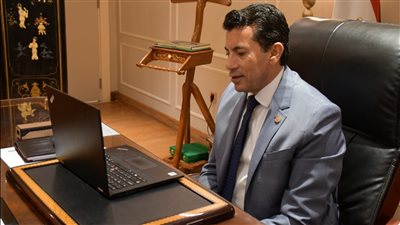 أشرف صبحي يهنئ أوائل الثانوية العامة والأزهرية بمحافظة الأقصر