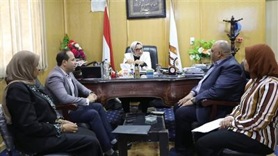 نائب محافظ الوادي الجديد تبحث إجراءات التوسع بمجالات التعليم المزدوج والتطبيقي