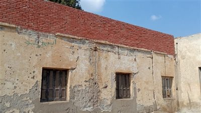 أملاك دولة وصادر لها قرار إزالة منذ 30 عاما، جمعية خيرية تغتصب قطعة أرض وتحولها إلى حضانة نهارا ومقهى ليلا (صور)