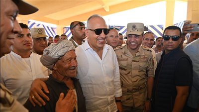 فرحة وصول المياه لقلب سيناء، حكاية صورة مواطن بسيط مع وزير الري