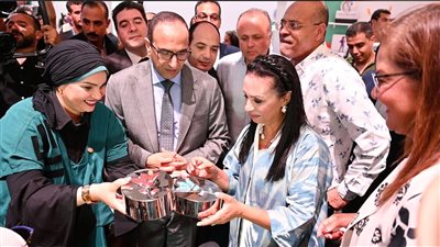 وزيرة التضامن تتفقد جناحي بنك ناصر وصندوق عطاء في معرض تنمية الأسرة 