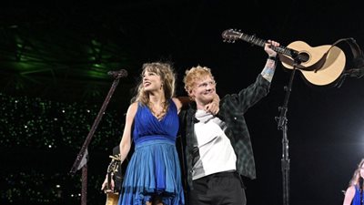 إيد شيران مفاجأة تايلور سويفت في حفل لندن (فيديو)