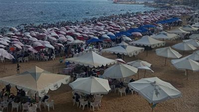 زيادة الإقبال على شواطئ الإسكندرية بعد صلاة الجمعة