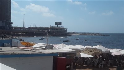 بث مباشر، إقبال كبير على شواطئ الإسكندرية ورفع الرايات الخضراء والصفراء 