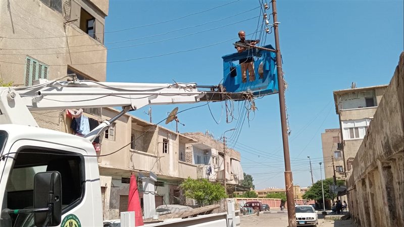 جانب من أعمال الإنارة