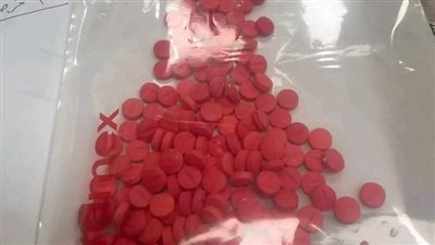 إحباط محاولة تهريب أقراص مخدرة داخل طرد مأكولات في مطار القاهرة 