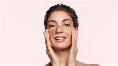 مقشر طبيعي لتفتيح البشرة وتعزيز نضارتها وتنظيف المسام