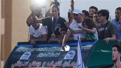 طوفان بشري في استقبالها، إيمان خليف تتجول فوق شاحنة بمسقط رأسها بالجزائر (فيديو وصور) 