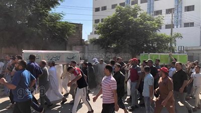 سقطا في حوض مالح، تشييع جثمان شخصين لقيا مصرعهما أثناء عملهما بالدقهلية