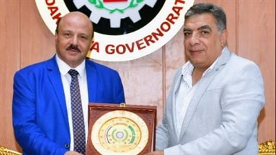 محافظ الدقهلية يكرم وكيل وزارة الزراعة 