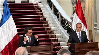 وزير خارجية فرنسا ينفي من القاهرة توريد بلاده السلاح لإسرائيل 