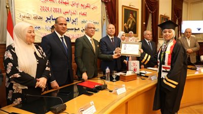 شهادات تقدير وموبايلات، محافظ القاهرة يكرم أوائل الثانوية العامة 