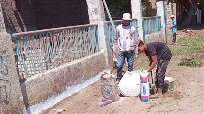 استمرار دهان الأسوار والبلدورات بمداخل مراكز أسيوط ضمن مبادرة 