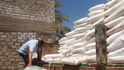 ضبط 24 طن أسمدة قبل بيعها في السوق السوداء بأسيوط