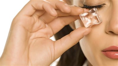 فوائد الماء المثلج للوجه، يشد البشرة ويضيق المسام الواسعة