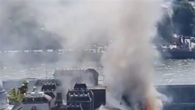 لحظة اندلاع حريق ضخم في مبنى تاريخي وسط لندن (فيديو)