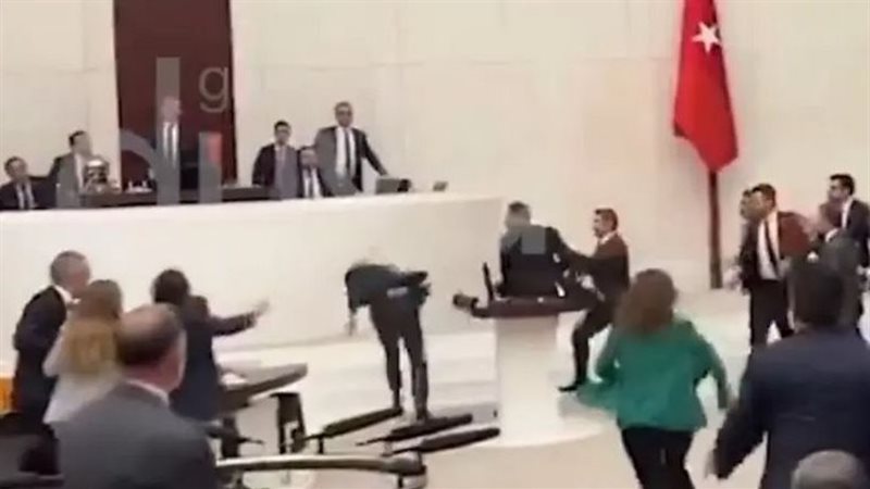  شجار عنيف في البرلمان