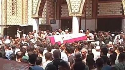 تشييع جثمان شاب توفي متأثرا بحروق أثناء إنقاذه أطفال جيرانه ببني سويف