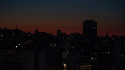 لبنان تكتسي باللون الأسود، الظلام الدامس يغطي سماء بيروت بعد انقطاع الكهرباء (صور)