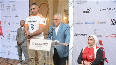 علي الزيني ورحاب رضوان يحملان علم مصر في افتتاح دورة الألعاب البارالمبية