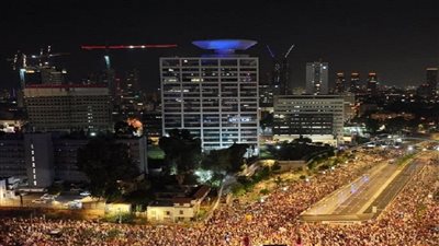 آلاف الإسرائيليين يطالبون بعقد صفقة تبادل للأسرى وإقالة حكومة نتنياهو (فيديو)