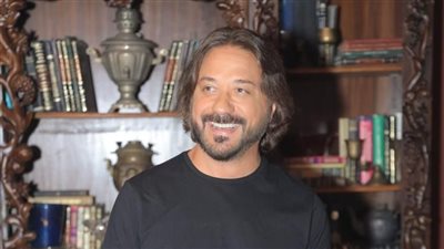 إنريكي أرسي يصل القاهرة لتصوير مشاهده بالفيلم المصري «موسم حصاد الكاكا»