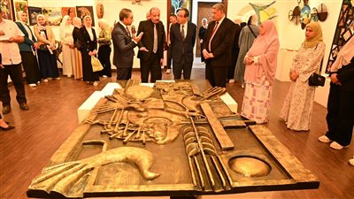 رئيس جامعة الفيوم يفتتح المعرض الفني لإعادة تدوير الخامات