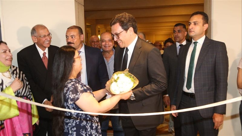 وزير الثقافة مع الفنانة
