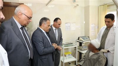 محافظ الشرقية يتفقد عيادة التأمين الصحي الشاملة بمدينة كفر صقر