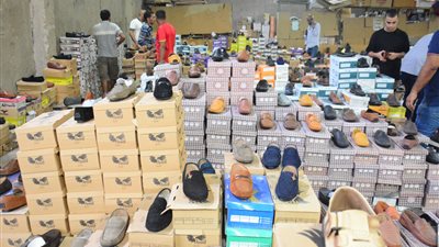 هناجر الأحذية على طريق الأوتوستراد.. جودة عالية بأسعار مخفضة.. تبدأ من 200 جنيه.. وبائع يكشف مفاهيم مغلوطة عن الجلد الطبيعي (فيديو) 