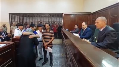  تنازلت عن دم ابنها وحضنت قاتله.. محكمة جنايات المحلة تنظر القضية.. ووالدة المجني عليه تطلب من القاضي العفو عن قاتل ابنها بسبب سرقة “شبشب”