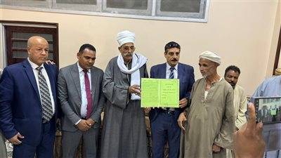 وزارة العمل تُسلم وثائق صرف التعويضات لأسر ضحايا حادث الأقصر